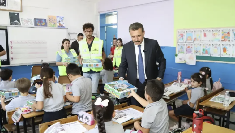 Dikili’de 453 öğrenciye eğitim seti desteği