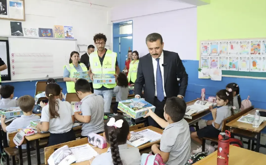 Dikili’de 453 öğrenciye eğitim seti desteği