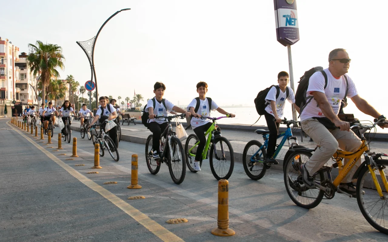 Mersin’de öğrenciler bisikletle okula pedal çevirdi