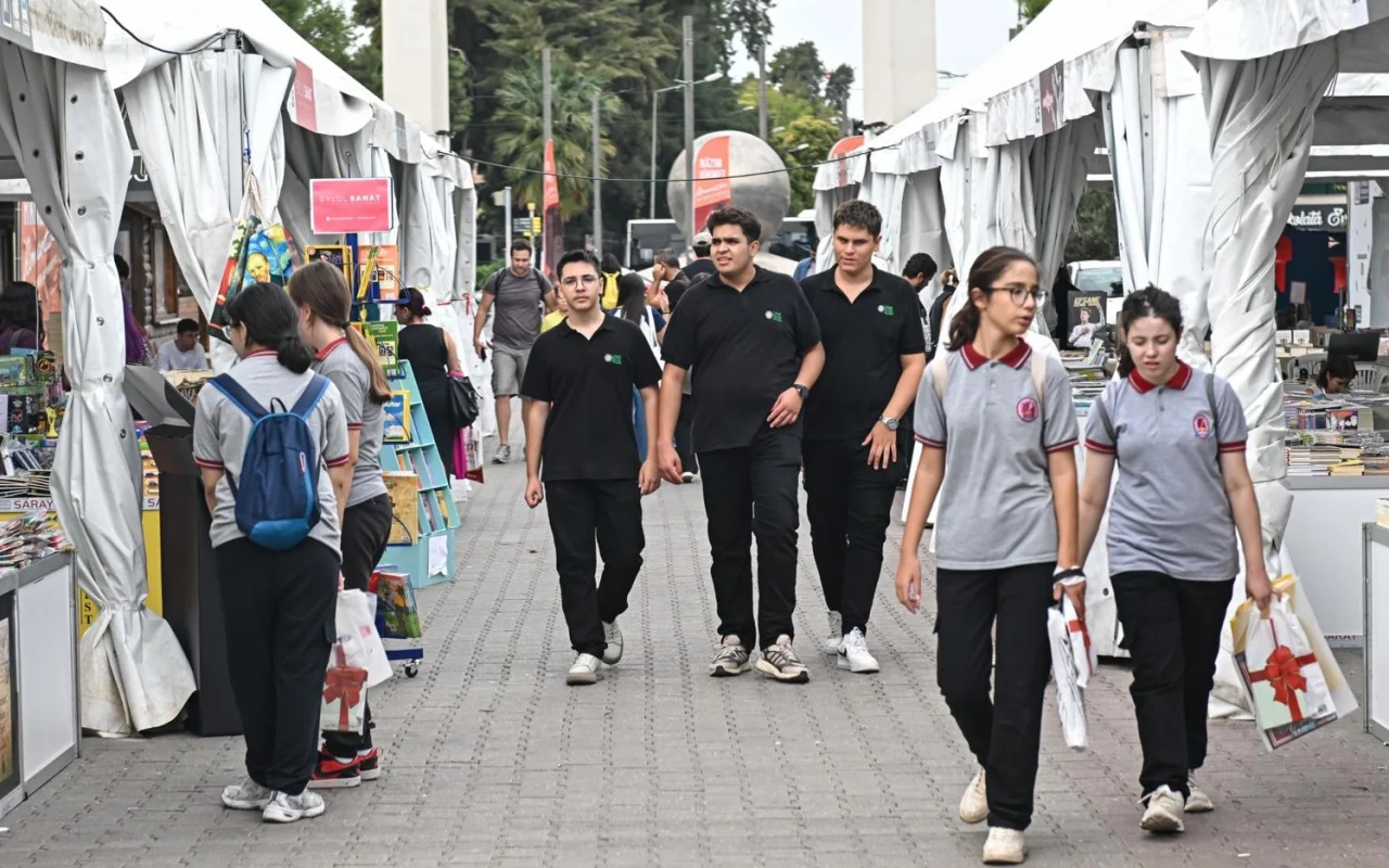 İZKİTAP'ta Dördüncü Gün: Kültürpark'ta Kitap Buluşması