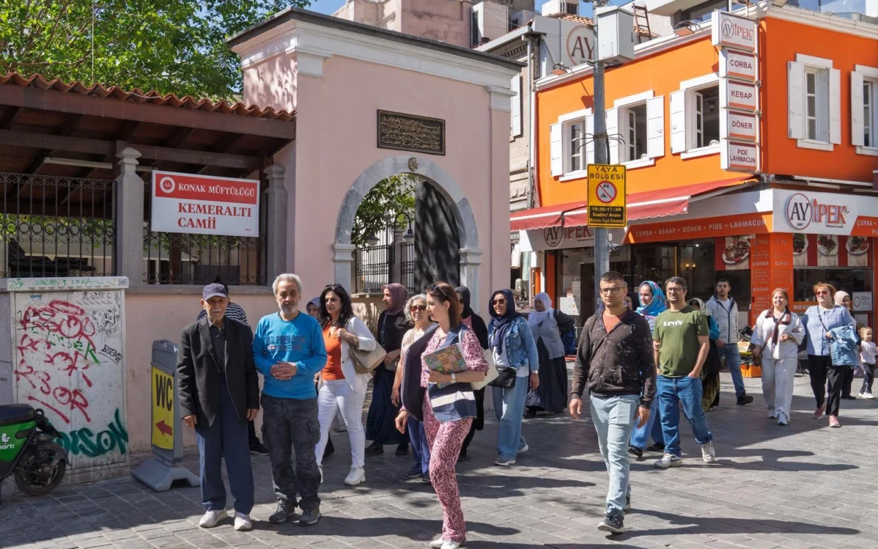 İzmir’in emeklileri kenti keşfediyor