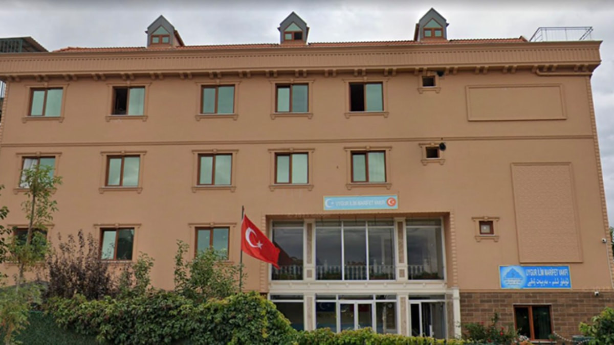 Uygur İlim Marifet Vakfı yöneticisi, serbest kalanlarla videoda