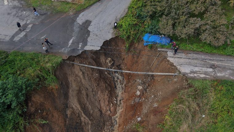 Trabzon’da mahalle yolu çöktü: Araç dereye sürüklendi, 2 yaralı