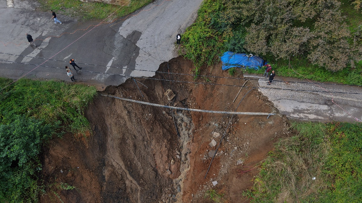 Trabzon’da mahalle yolu çöktü: Araç dereye sürüklendi, 2 yaralı