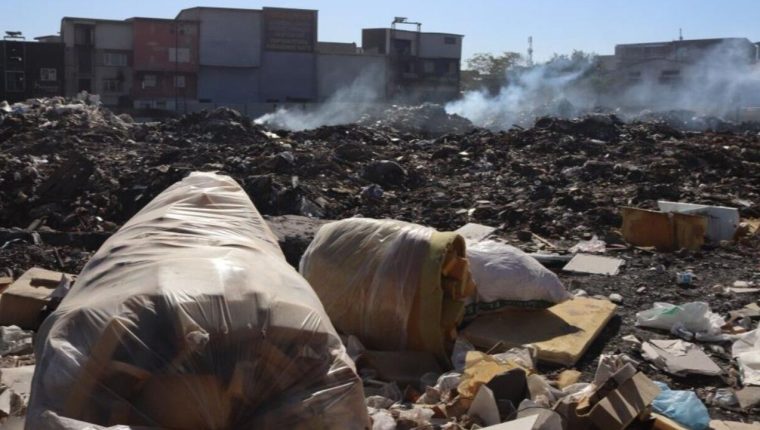 Buca’da çöplüğe dönüşen arazi: Her gün yangın, esnaf isyanı