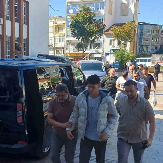 Aydın Efeler’de pompalı tüfekle yakalanan 3 kişi adliyeye sevk edildi