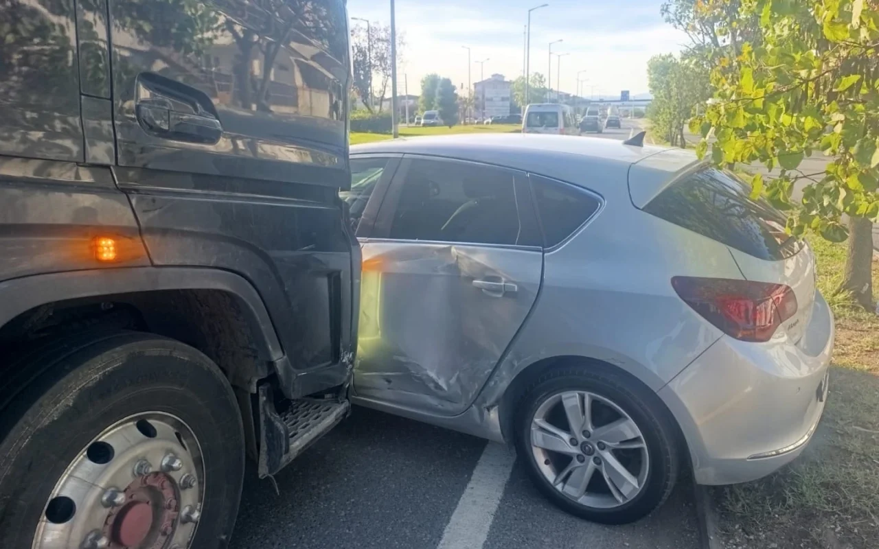 Düzce’de D-100’de tır ile otomobil çarpıştı, yol kısa süre kapandı