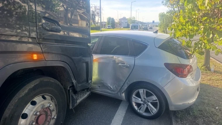 Düzce’de D-100’de tır ile otomobil çarpıştı, yol kısa süre kapandı