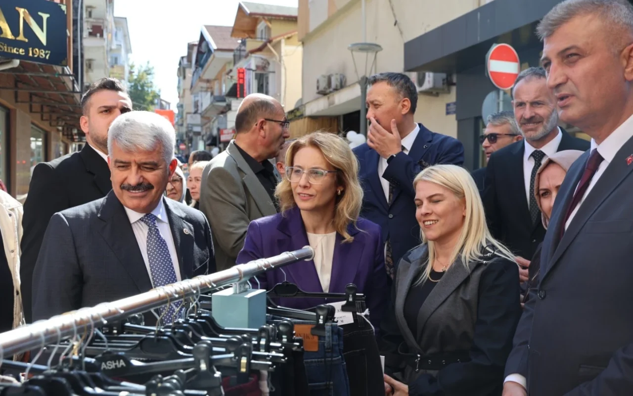 Gölcük Alışveriş Festivali ilçede ticareti canlandırdı