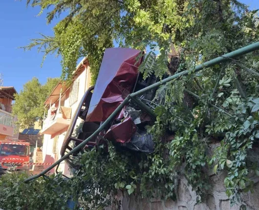 Uşak’ta duvarda asılı kalan otomobil: Sürücü yaralandı