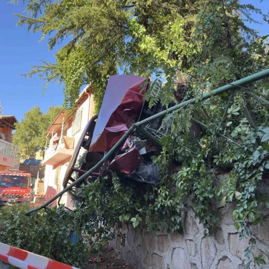 Uşak’ta duvarda asılı kalan otomobil: Sürücü yaralandı