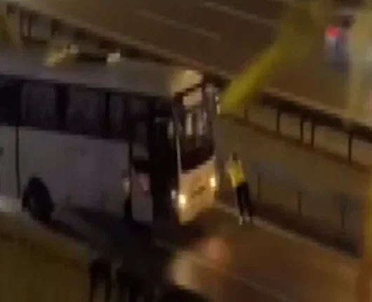 Sultangazi’de kadın trafik polisi arızalı midibüsü tek başına itti