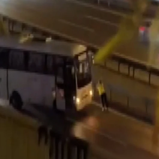 Sultangazi’de kadın trafik polisi arızalı midibüsü tek başına itti