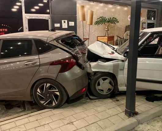 Adana’da iki otomobil mağazaya girdi: 2 kişi yaralandı