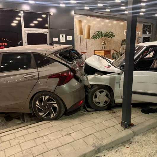Adana’da iki otomobil mağazaya girdi: 2 kişi yaralandı