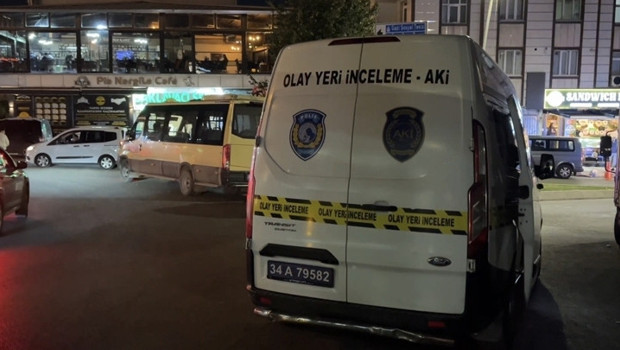 Sultangazi’de eşiyle konuştuğunu iddia ettiği kişiyi sırtından vurdu