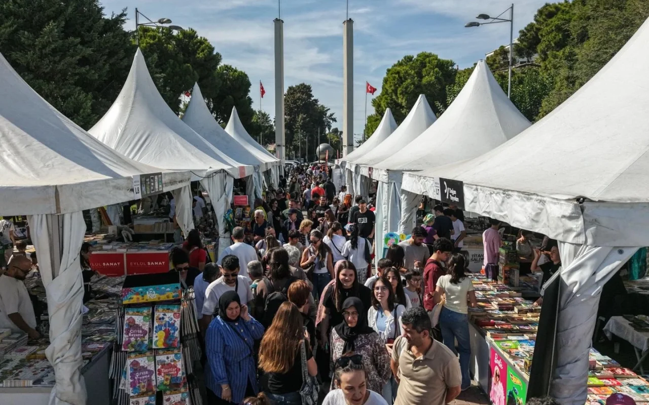 İZKİTAP’ta son gün: Kitapseverler Kültürpark’a akın etti