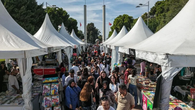 İZKİTAP’ta son gün: Kitapseverler Kültürpark’a akın etti