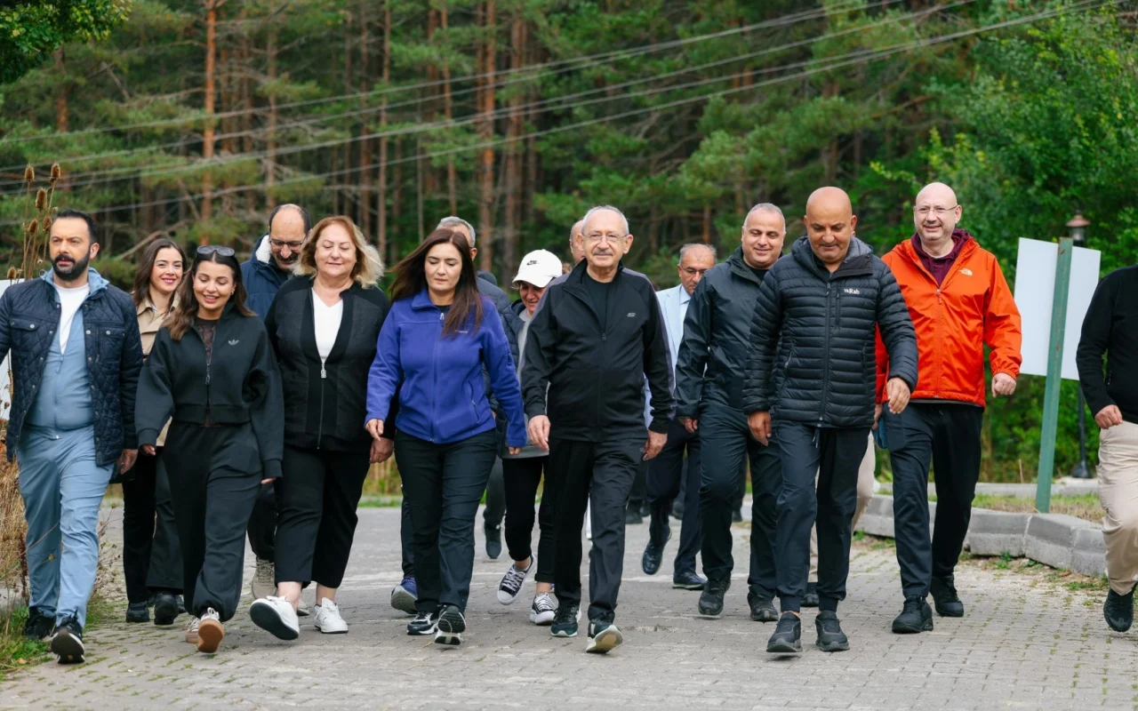 Kılıçdaroğlu, Abant kampının son gününe yürüyüşle başladı