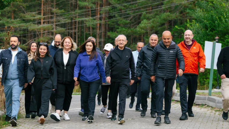 Kılıçdaroğlu, Abant kampının son gününe yürüyüşle başladı