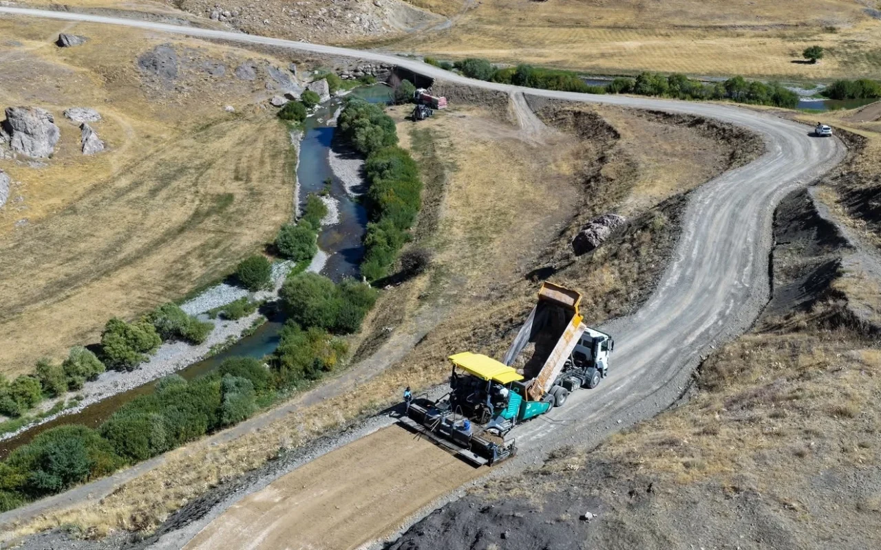 Van’ın Şırnak sınırındaki yolunda sıcak asfalt çalışması