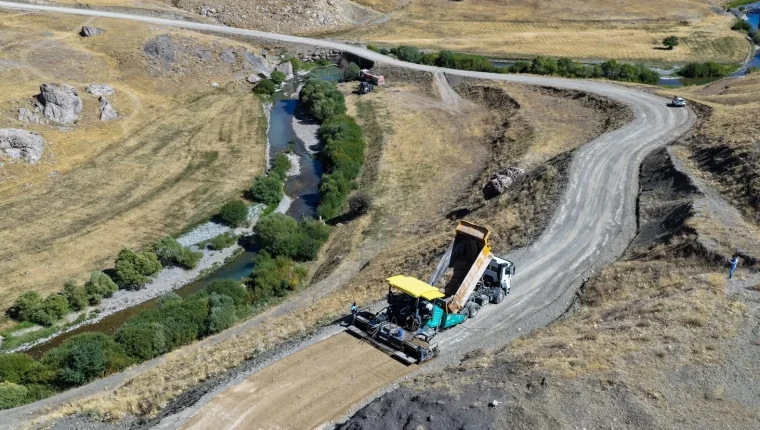 Van’ın Şırnak sınırındaki yolunda sıcak asfalt çalışması