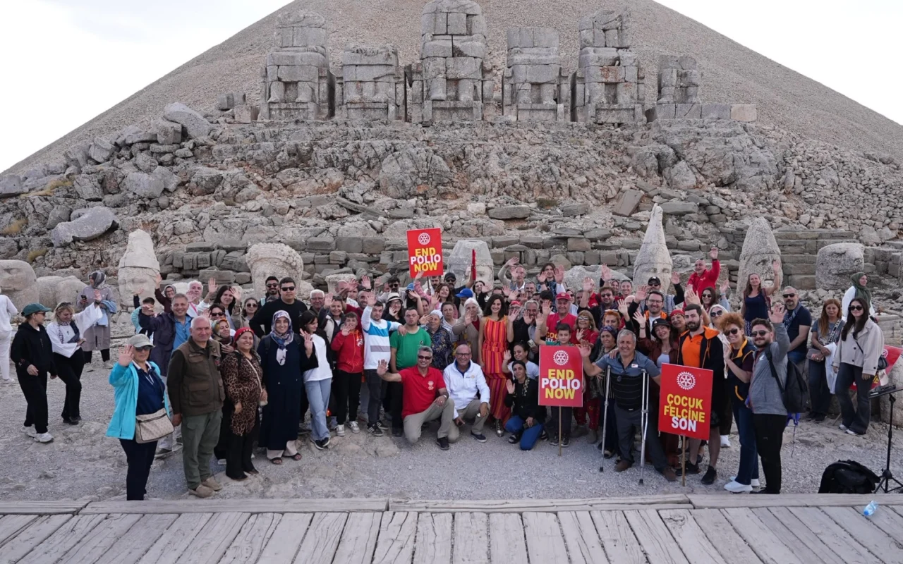 Nemrut’un zirvesinden “Çocuk Felcine Son” mesajı