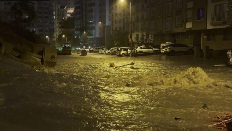 Ankara'da sağanak sonrası rögar taştı