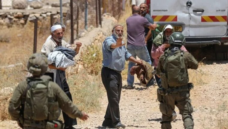 Filistin topraklarını gasbeden İsrailliler, 2 Filistinliyi yaraladı