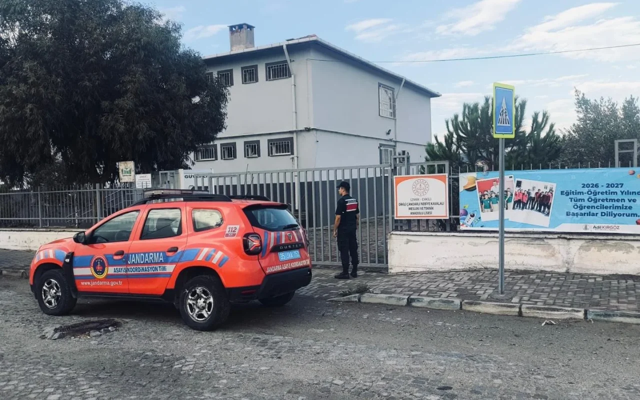 Çandarlı’da okul giriş çıkışlarında jandarma güvenliği sürüyor