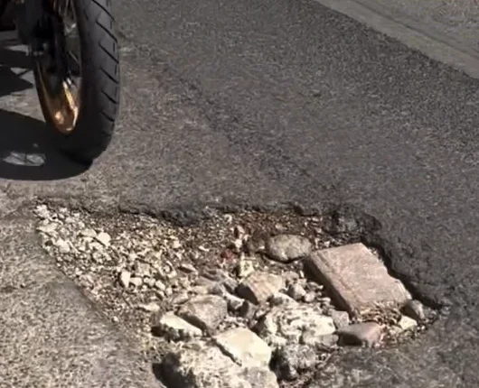 İzmir'de bozuk yolları genç onardı, belediyeye tepki yağdı
