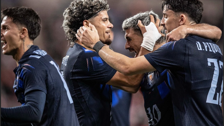 Torreira'lı Uruguay, Oh'lu Güney Kore'yi 4 golle geçti