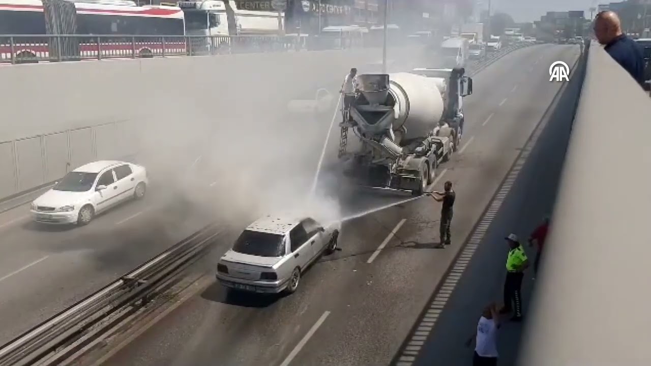 Gaziemir'de seyir halindeki otomobile beton mikseri müdahale etti
