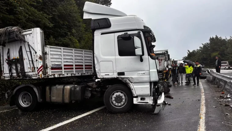 Akçakoca tır kazasında sürücü yara almadı; ulaşım kısa süreli aksadı