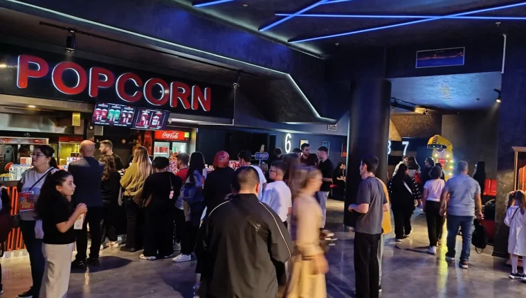 75 ilin sinemalarında salonlar doldu taştı