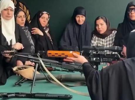 İran'da 31 milyon kişilik seferberlik iddiası! Kadınlar silah başına geçti
