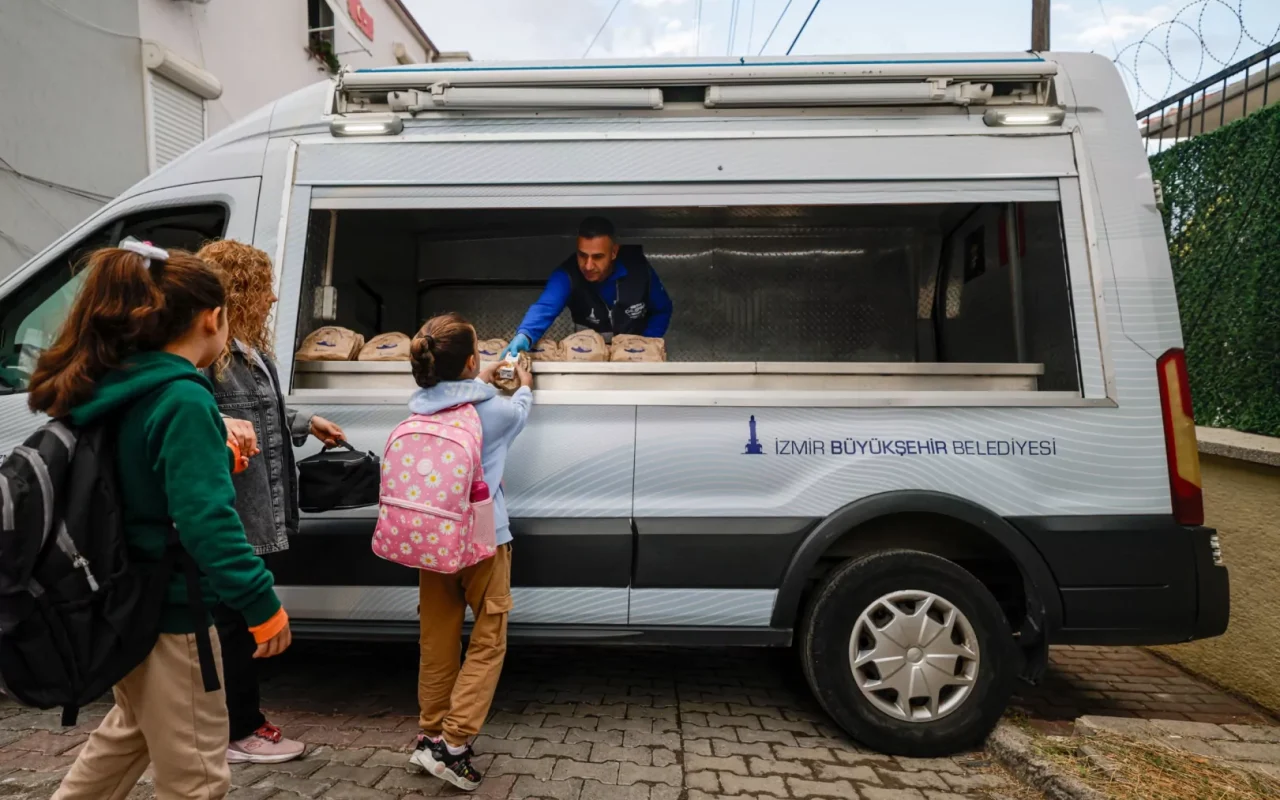 İzmir'de velilerin gönlü rahat, miniklerin karnı tok