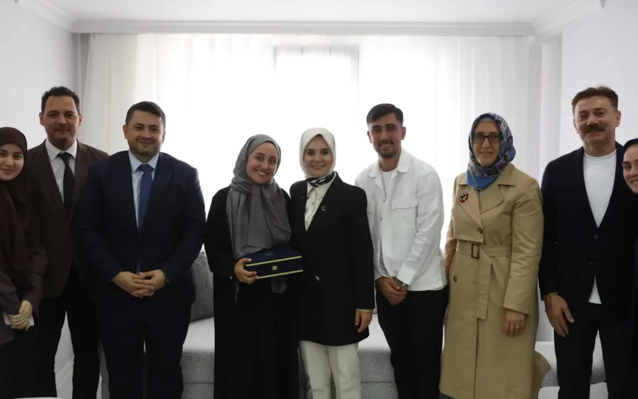 Bakan Göktaş, evlilik kredisiyle yuva kuran çifti ziyaret etti