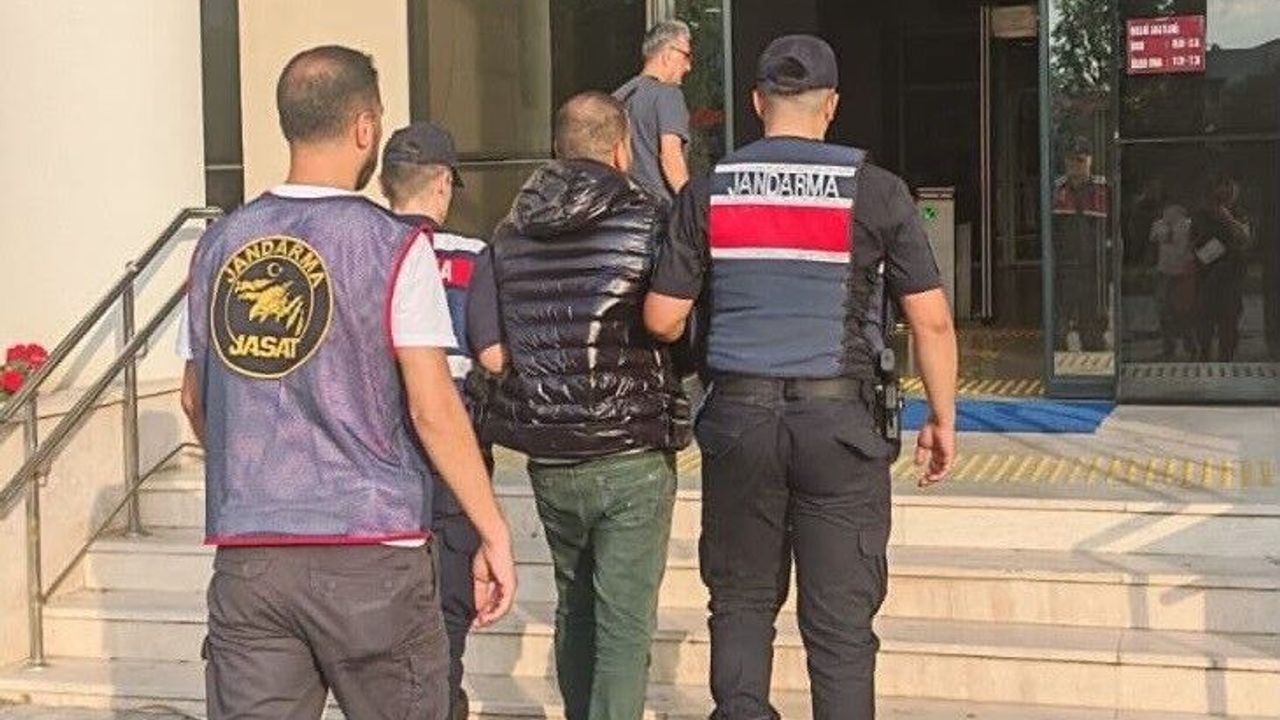 İzmir'de 60 suçtan aranan azılı şüpheli jandarmaya yakalandı