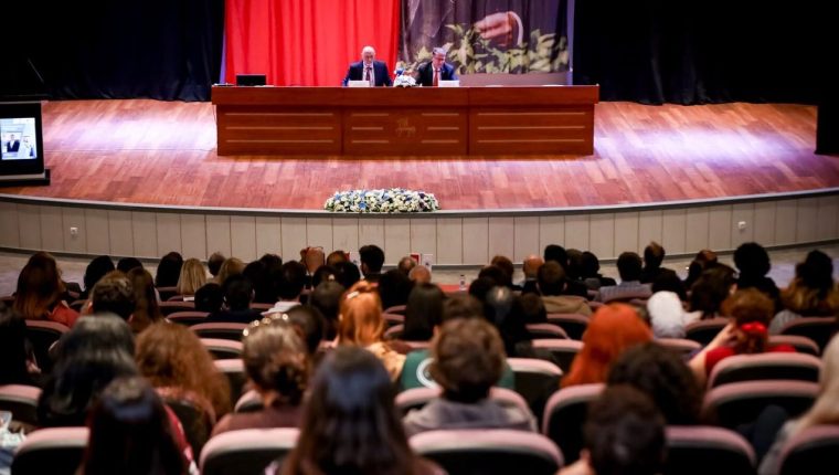 Türk Dili tartışıldı: DEÜ'de 'Köklerden Günümüze' söyleşisi