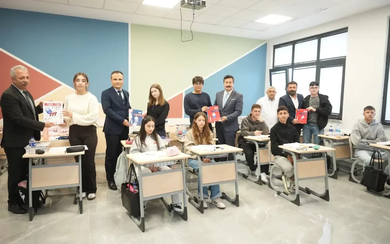 Bursa Yenişehir Belediyesi üniversite hazırlığına 3 bin kitap desteği