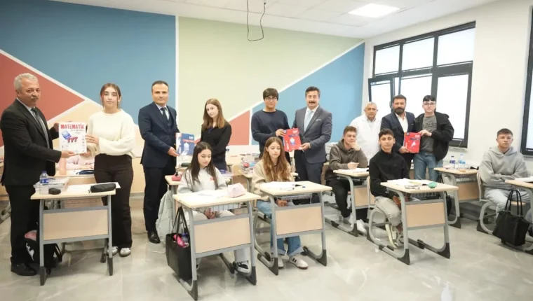 Bursa Yenişehir Belediyesi üniversite hazırlığına 3 bin kitap desteği