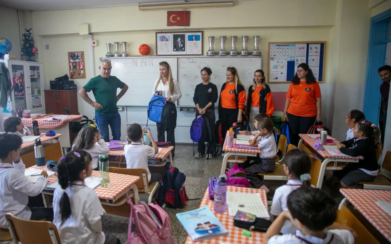 İzmir Güzelbahçe'de 1.100 öğrenciye çanta ve kırtasiye desteği