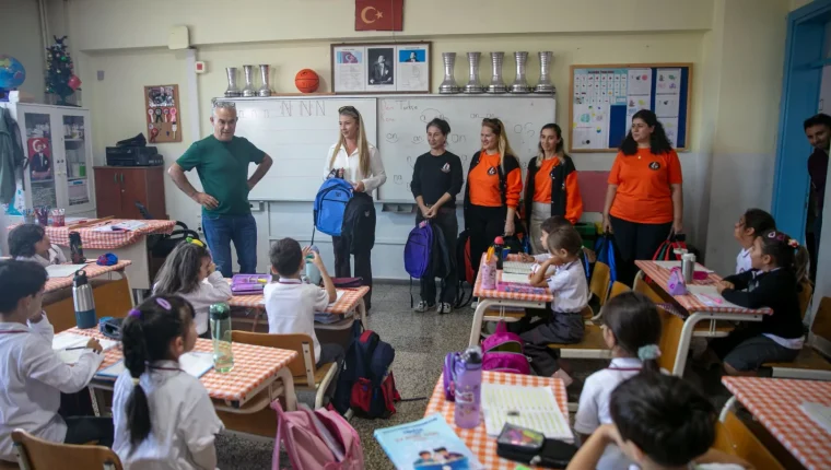 İzmir Güzelbahçe'de 1.100 öğrenciye çanta ve kırtasiye desteği