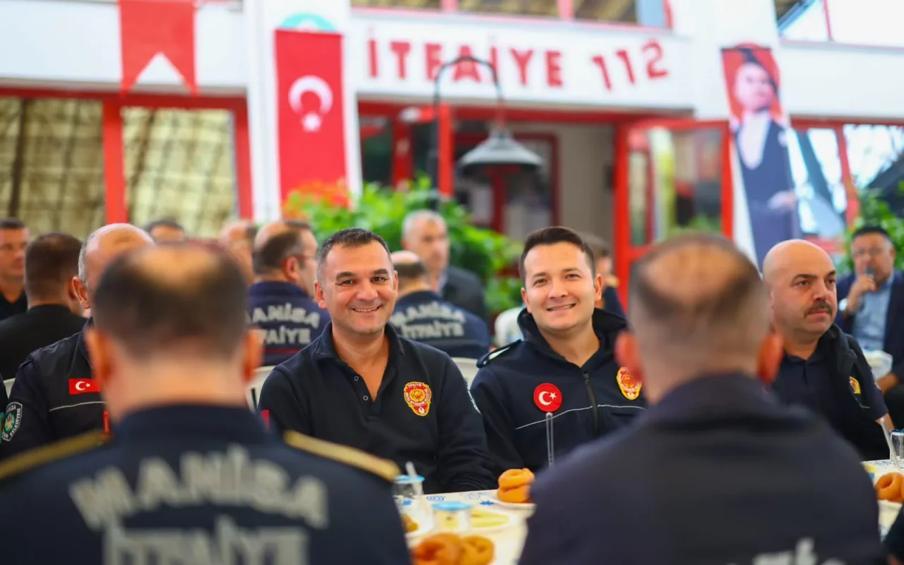 Manisa'da Dutlulu itfaiye personelini ziyaret edip teşekkür etti