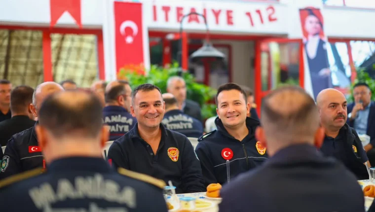 Manisa'da Dutlulu itfaiye personelini ziyaret edip teşekkür etti