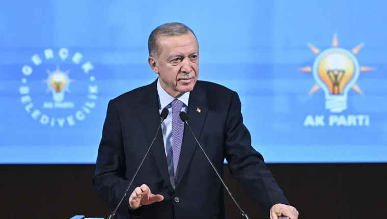 AK Parti'ye geçen 9 belediye başkanı: Rozetleri Erdoğan takacak