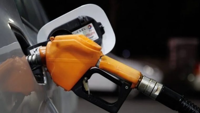 İngiltere'de acil durum yakıt stokları 42 güne düştü, kısıtlama riski