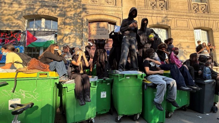 Fransa'da lise öğrencilerinin eğitim protestosu polisle çatıştı