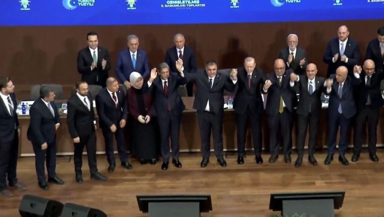 Erdoğan 9 belediye başkanına AK Parti rozeti taktı